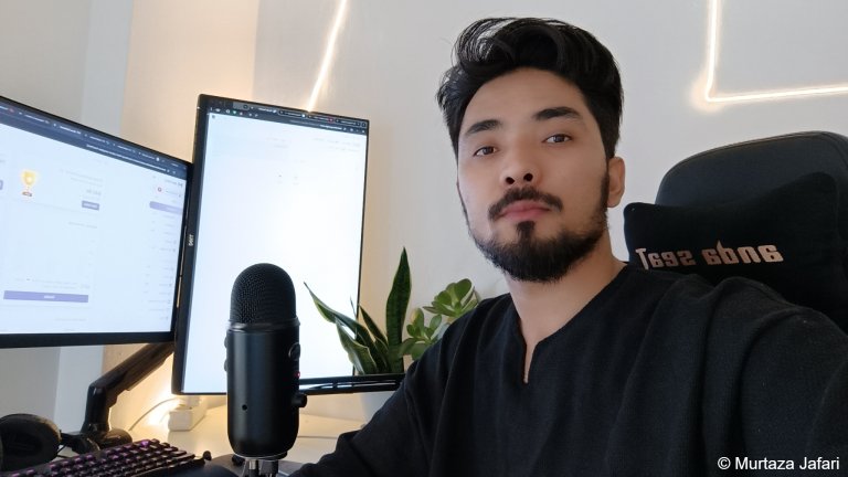 Mortesa Jaafari at his desk in Athens | Photo: Private