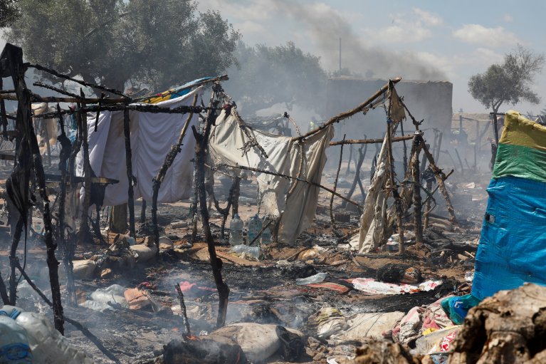 On April 24, 2025, sub-Saharan migrants leave their makeshift camps set up in the olive groves around the towns of El Amra and Sfax (Tunisia) after a massive dismantling campaign |Photo: Reuters