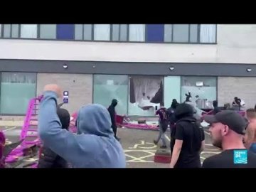 UK protesters clash with police at migrant housing site amid violence following deadly knife attack | Photo: France24