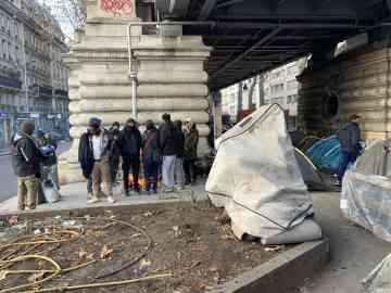 Newcomers to the street, boulevard de la Chapelle, in Paris, December 14, 2022 | Photo: InfoMigrants