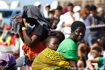 A woman and child who reached the Italian island of Lampedusa in September, 2023. The journey by boat from Tunisia carries huge risks | Photo: picture alliance/Cecilia Fabiano/LaPresse