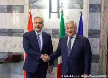 Turkish Foreign Minister Hakan Fidan (left) shakes hands with his Italian counterpart, Antonio Tajani, in Rome on September 11, 2025 | Photo: Turkish Foreign Ministry/Anadolu