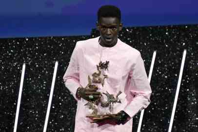 File photo: An emotional Seydou Sarr receives the 'Marcello Mastroianni' Award for Best New Young Actor for his performance in the movie ''Io Capitano'' (I, Captain) during the closing ceremony of the 80th annual Venice International Film Festival, in Venice, September 9, 2023 | Photo: Claudio Onorati / Ettore Ferrari / ANSA