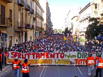 A march in the Italian town of Caserta organized by the Movimento Antirazzista and the Movimento Migranti e Rifugiati della Campania against labor exploitation | Photo: ARCHIVE/ANSA/CIRO FUSCO