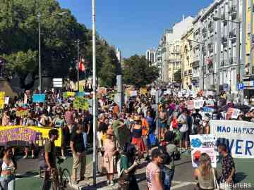 Both migrants and locals showed up for protests held last weekend, demanding better housing solutions | Photo: Reuters