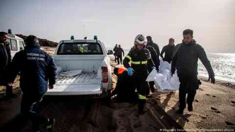 Pakistan's Foreign Ministry said 20 of its citizens had been on the boat, and 16 of them had survived but four were missing | Photo: Alessandro Serranó/AGF/Avalon/Photoshot/picture alliance