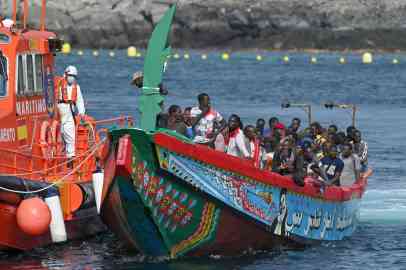 Migrants at seen arriving at La Restinga port in El Hierro island in the Canary Islands on a wooden boat | Photo: ARCHIVE EPA / GELMERT FINOL