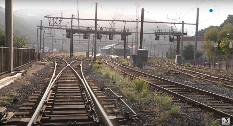 Migrants use railroads like these at the village of Cerbère, near Perpignan, to enter France from Spain | Photo: Screen shot France 3 Occitanie