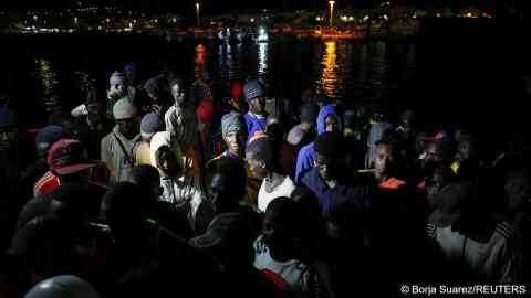 Migrants wait to disembark in the port of Arguineguin, on the island of Gran Canaria, Spain October 24, 2023 | Photo: Reuters/Borja Suarez