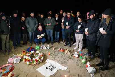 From file: A torchlit procession and prayer held after the deadly shipwreck of a boat carrying migrants off the beach of Steccato di Cutro | Photo: Luigi Salsini / ANSA