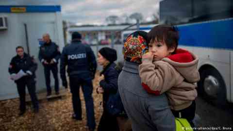Refugees on the German-Austrian border | Photo: picture-alliance/dpa/C. Bruna