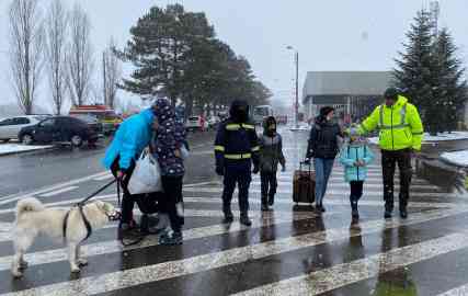 Hundreds of people continue to pour into the Romanian border crossing town Siret | Photo: InfoMigrants