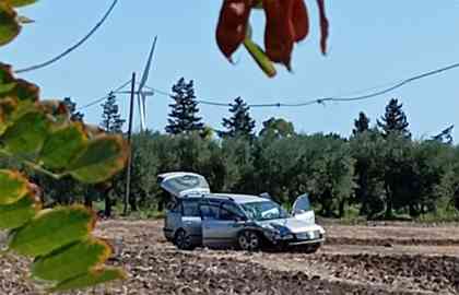 The car abandoned by the driver who ran over the two field laborers from Mali in the countryside of Foggia | Photo: ANSA / FLAICGIL