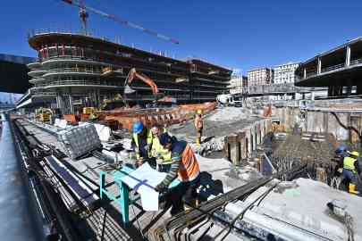 File photo used for illustration: Workers at a construction site | Photo: ANSA/LUCA ZENNARO