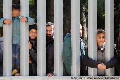 Migrants seeking asylum in Bialowieza, Poland, on May 28, 2023 behind a wall separating Poland from Belarus | Photo: Agnieszka Sadowska/AP