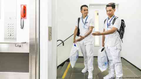 Nurses working in national hospitals and agencies in the Philippines earn a fraction of the monthly salary offered abroad | Photo: Marcel van Hoorn/ANP/IMAGO IMAGES