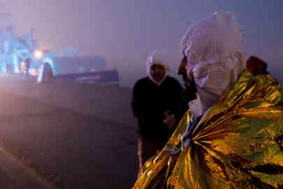 From file: A migrant warms up under a survival blanket in Boulogne-sur-Mer, after being rescued in the English Channel, November 29, 2022 | Photo: Reuters