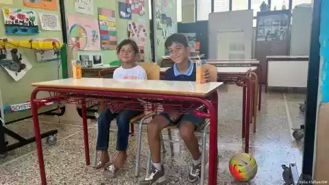 Schisto refugee camp near Athens: Ayham Albahsh, 11, has been living here for seven months with his younger sister Lin, 8, and his parents | Photo: Sofia Kleftaki/DW