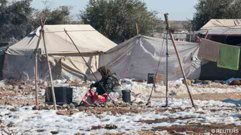البرد يهدد عشرات آلاف النازحين ويفاقم معاناتهم في مخيمات شمال سوريا 