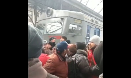 Screenshot from video shared on Twitter on February 26, 2022 allegedly showing Ukrainian officials blocking Africans from boarding a train leaving Ukraine | Source: Twitter user @Damilare_arah