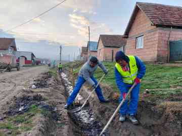 From file: Bangladeshi migrant laborers cleaning a drain in Sibiu city in Romania | Photo: InfoMigrants