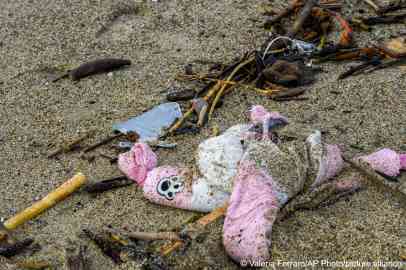 Personal belongings among the wreckage of a capsized boat washed ashore at a beach near Cutro, southern Italy, Monday, February 27, 2023 | Photo: picture alliance/AP Photo/Valeria Ferraro