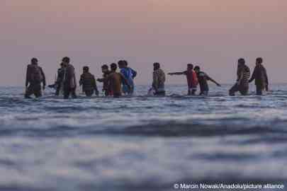 Migrants board a small boat to try to cross the Channel in Gravelines, in France on June 30, 2025 |  Photo: Picture alliance