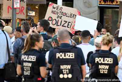 Two days after the fatal police shooting of a 16-year-old, several hundred demonstrators protest outside a police station in Dortmund | Photo: Roberto Pfeil / picture alliance/ dpa


