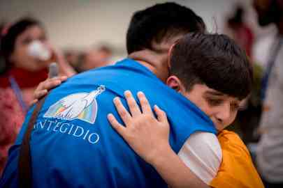 A child arriving with humanitarian corridors receives a welcome | Photo: Comunità di Sant'egidio / ANSA