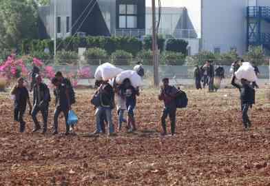 File photo: Migrants leave Pournara refugee camp during clashes in Kokkinotrimithia on the outskirts of Nicosia, capital of Cyprus  | Photo: Yiannis Kourtoglou/ Reuters