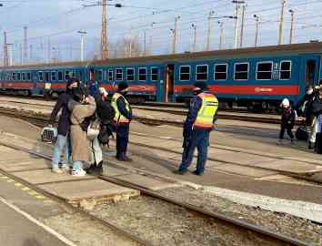 A Ukrainian woman reunites with her relatives, in the Zahony train station, February 3, 2022 | Photo: InfoMigrants