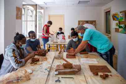 A clay sculpture workshop at the Salvation Army Foundation Humanitarian Stop. Photo : Salvation Army Foundation