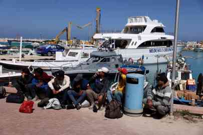 These migrants are seen waiting on the shore in Paralimni, Cyprus on April 05, 2024 | Photo: Reuters