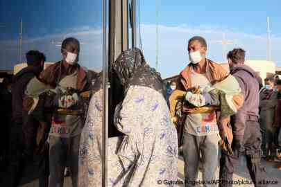 Migrants board a bus on the island of Crete on Sunday, October 19,2025, after a late night rescue operation near Gavdos, southern
Greece | Photo:.Giannis Angelakis/AP Photo