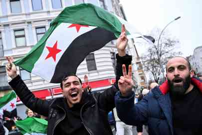 سوريون يحتفلون بسقوط بشار الأسد في برلين، 8 ديسمبر/كانون الأول 2024. حقوق الصورة: رويترز