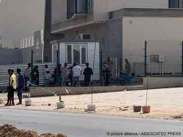 People line up outside a facility operated by the UN refugee agency UNHCR in Tripoli, Libya on September 6, 2022 | Photo: picture alliance/AP
