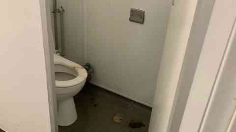 Soiled toilet seats and black mould: Some of the complaints against Luxembourg's reception services are rather serious | Source: Facebook/Inna Yaremenko