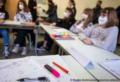 A letter writing program between migrant and British-resident children has helped open up conversations about diversity (Photo for illustration) | Photo: Monika Skolimowska / Picture Alliance / dpa 
