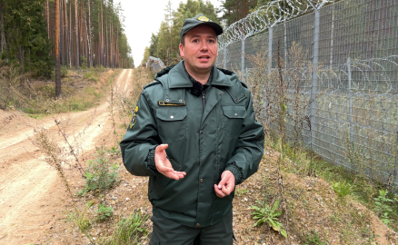 Border guard officer Vladimir Shersts at the Latvia-Belarus border near Silene on October 1, 2024 | Photo: Benjamin Bathke/InfoMigrants