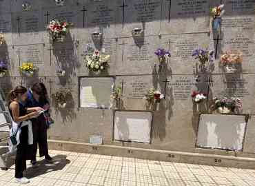 Silvia Cruz Oran and Isabel Sebastia Fabregat look for the graves of 14 migrants who died on a boat that arrived on April 26, 2021, cemetery of Santa Cruz de Tenerife. Photo: InfoMigrants