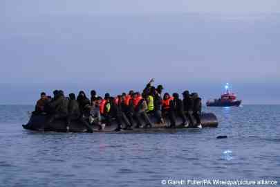 Le gouvernement travailliste veut durcir sa politique migratoire, notamment à l'encontre des migrants qui arrivent via small boats| Crédit : Gareth Fuller/PA Wire/dpa/picture alliance