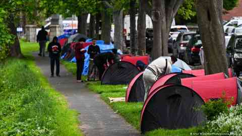 As these tents lining Dublin's Grand Canal illustrate, Ireland has an accommodation shortage and can't house so many asylum-seekers | Photo: Artur Widak/NurPhoto/picture alliance