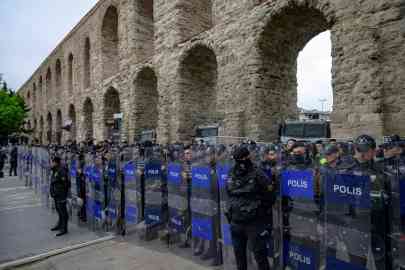 © Yasin Akgul, AFP | Turkish riot police stand guard at the Sarachane Park aqueduct as they stave off a march on Taksim Square, during a May Day (Labour Day) rally, marking International Workers' Day, in Istanbul, on May 1, 2024. 
