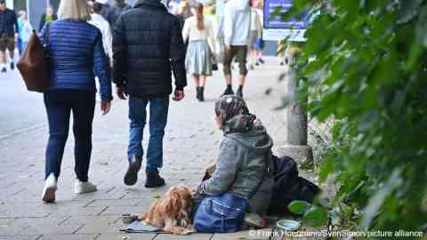 File photo used for illustration: A person is considered at risk of poverty if their income is below 60 percent of the national median household net income | Photo: picture-alliance