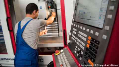 From file: An Iranian refugee doing an apprenticeship in Germany, photographed in July 2018 | Photo: Andreas Arnold/dpa/picture alliance