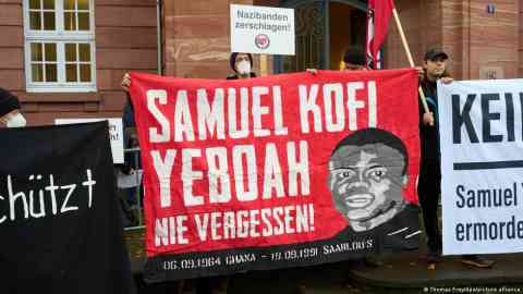 Activists remembered Samuel Yeboah at various demonstrations over the years, including in front of the Higher Regional Court in Koblenz in November 2022 | Photo: Thomas Frey/dpa/picture alliance
