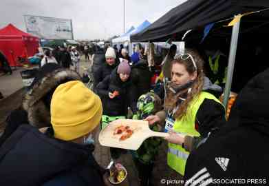 Volunteers offer food to refugees from Ukraine in Medyka, Poland on March 10, 2022 | Photo: picture alliance/AP