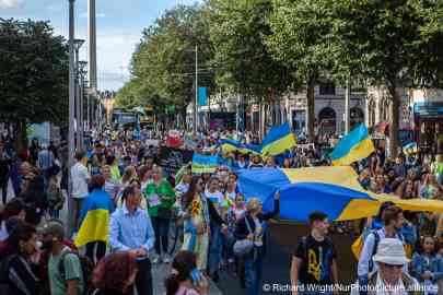 Ukrainians celebrating Independence Day in Ireland on August 24, 2022 carry the blue and yellow Ukrainian flag through O'Connell Street in Dublin | Photo: Richard Wright/NurPhoto/picture-alliance