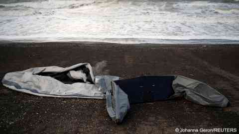 File photo: A damaged inflatable dinghy is seen on Loon Beach, the day after 27 migrants died when their dinghy deflated as they attempted to cross the English Channel, in Dunkerque near
Calais, France, in November 2021 | Photo: REUTERS/Johanna Geron