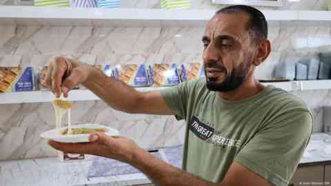 Syrian migrants like baker Abu Ali have found a new home in Libya despite the divided country, war and a lack of asylum policies | Photo: Islam Alatrash / DW